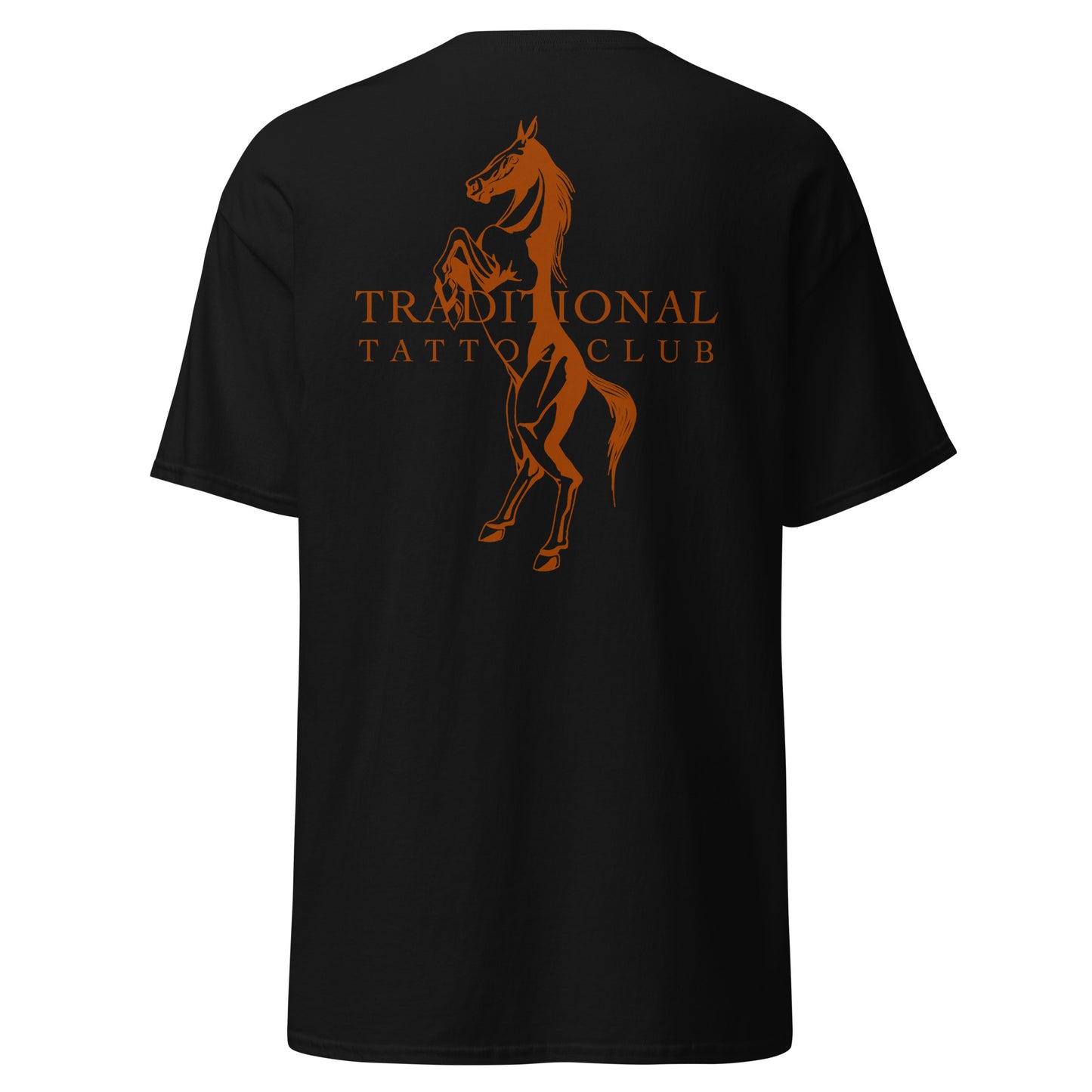 Camiseta gráfica con el diseño de un caballo en el centro. El caballo está sobre sus dos patas superiores, en actitud desafiante. Sobre el caballo está escrito TRADITIONAL TATTOO CLUB.