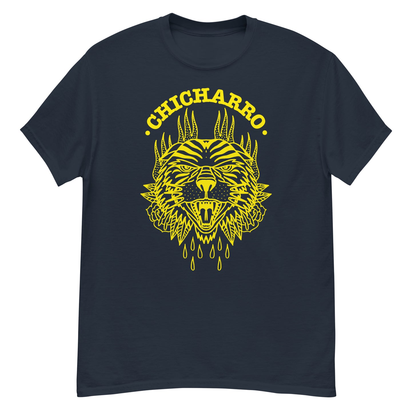 Camiseta negra con un dibujo amarillo en el centro. El dibujo representa la cabeza de un tigre con la boca abierta, rodeado de rosas, que mira al espectador desafiante.