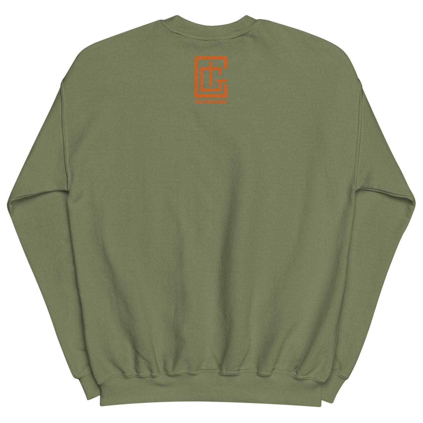 Parte trasera del suéter verde militar. Bajo el cuello aparece el logotipo de Chicharro Tattoo Gallery, las tetras C, T y G metidas una dentro de otra.