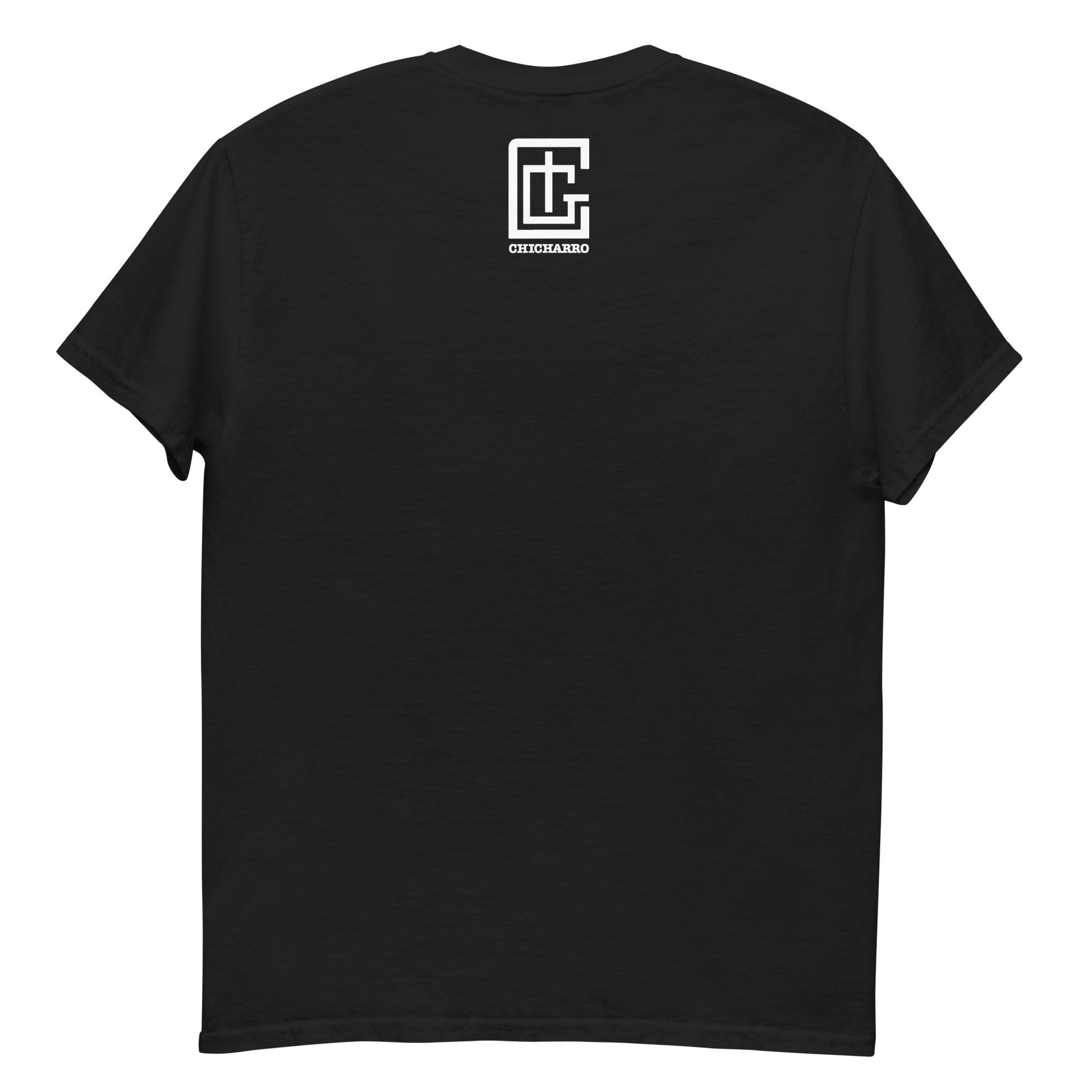 Parte trasera de la camisa con un logotipo en blanco. Bajo el cuello aparece el logotipo de Chicharro Tattoo Gallery, las letras C, T y G metidas una dentro de otra.