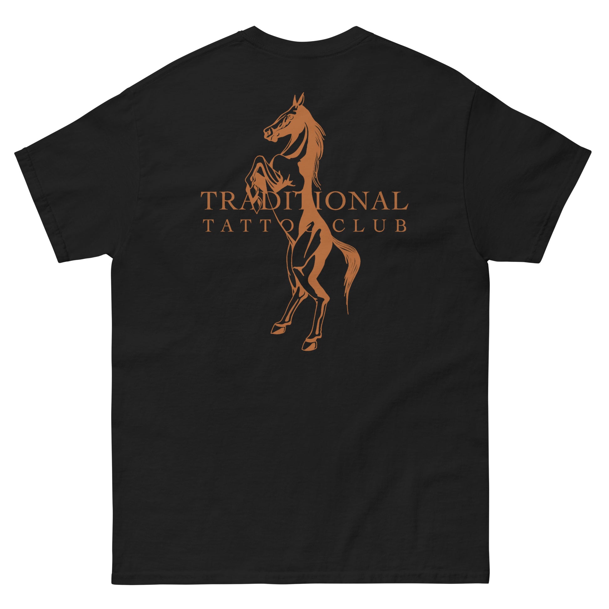 Camiseta gráfica con el diseño de un caballo en el centro. El caballo está sobre sus dos patas superiores, en actitud desafiante. Sobre el caballo está escrito TRADITIONAL TATTOO CLUB.